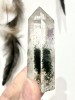 Prisme cristal de roche inclusions Fuchsite