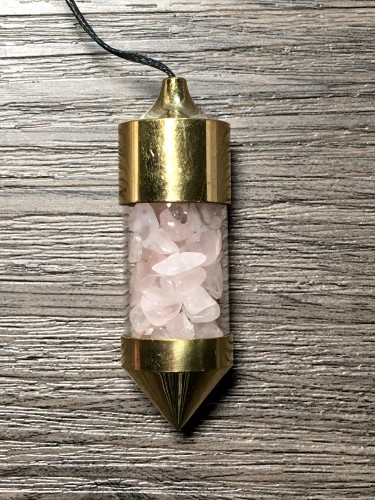 Pendule en laiton plaqué et quartz rose