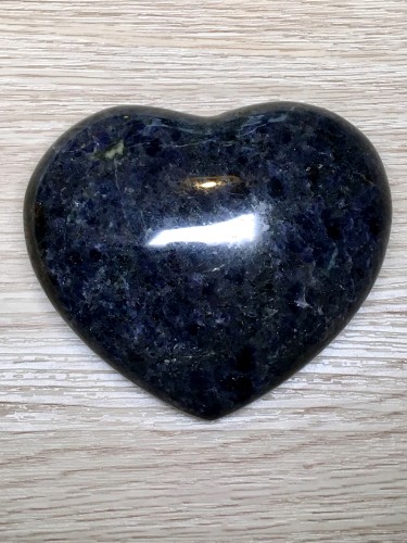 pierre cordiérite en forme de coeur